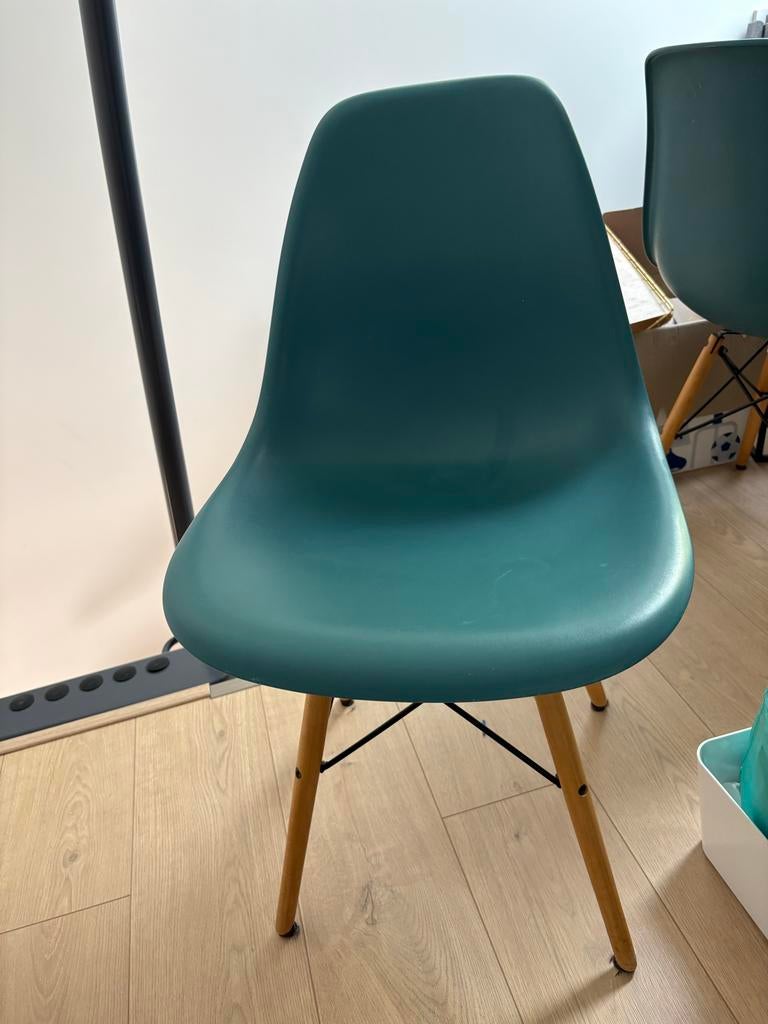 Turquoise stoelen met houten poten 8 stuks, Ophalen, Blauw, Zo goed als nieuw, Vijf, Zes of meer stoelen