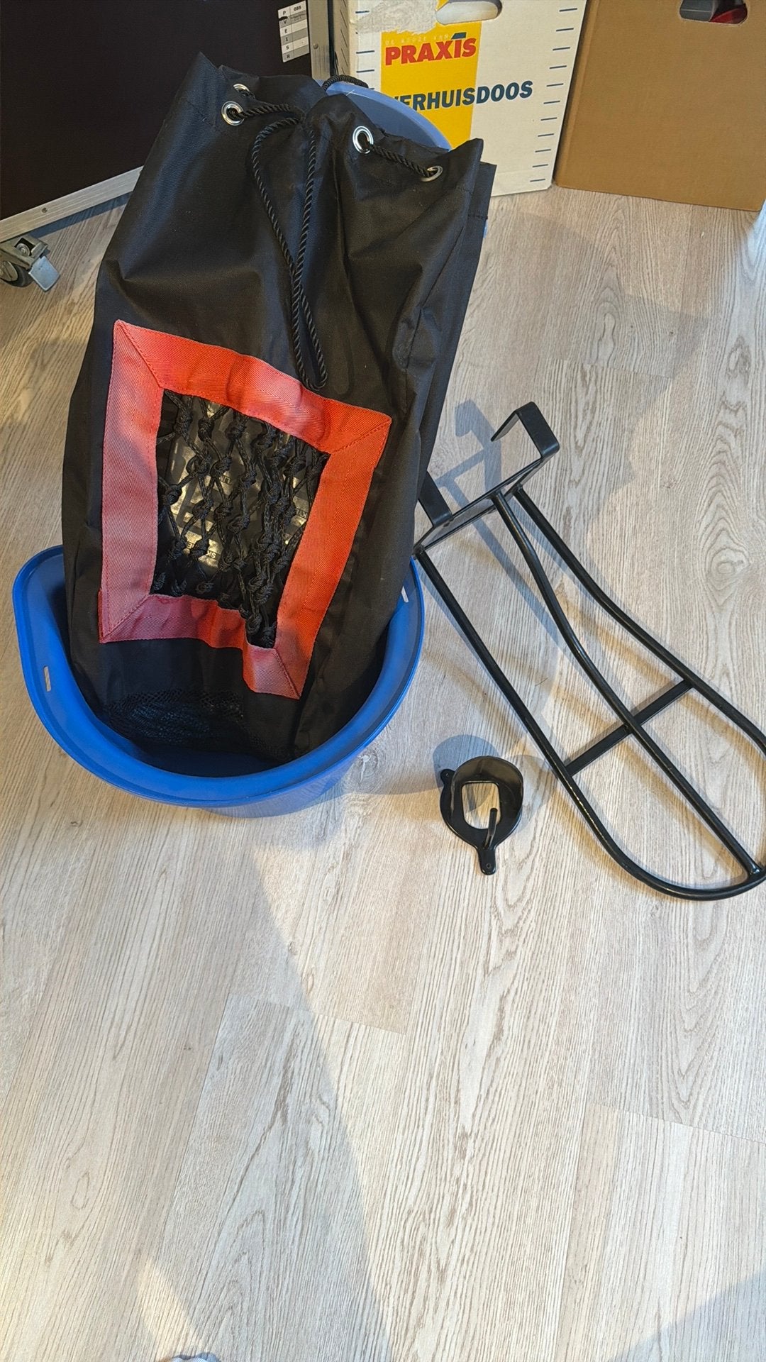 Set: zadelsteun, hoofdstel haak, hooinet, voerbak, Dieren en Toebehoren, Paarden en Pony's | Overige Paardenspullen, Ophalen, Zo goed als nieuw