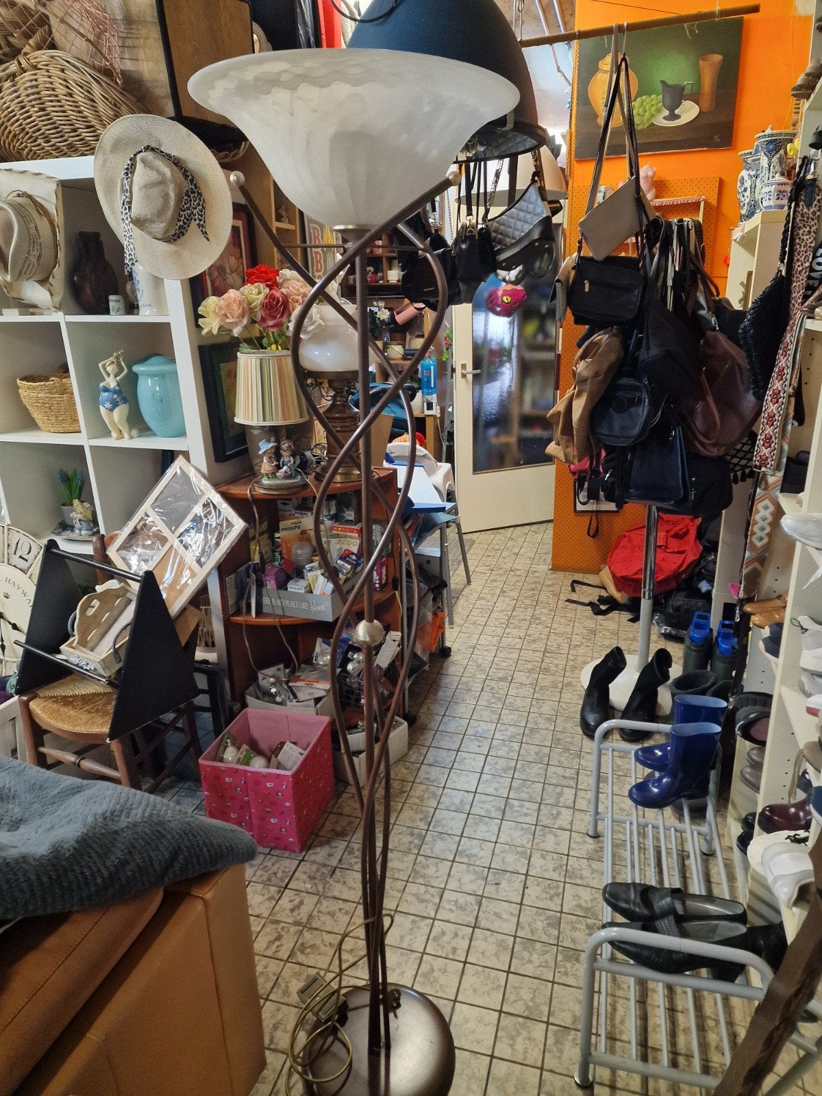 Grote staande lamp met sierlijke metalen voet, Ophalen, Gebruikt, E27 (groot), Glas