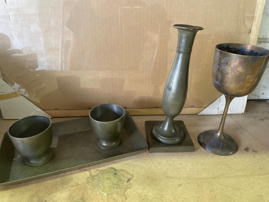 Vintage tinnen set: dienblad, bekers, vaas en kelk, Antiek en Kunst, Antiek | Tin, Ophalen of Verzenden