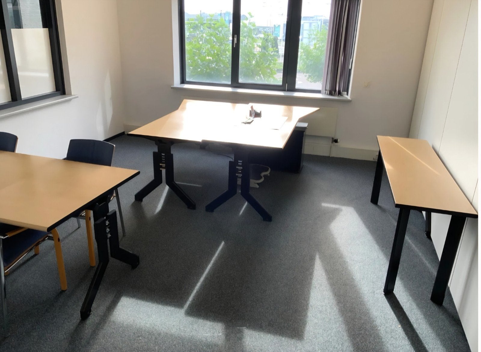 Complete kantoorinrichting: bureaus, tafels en stoelen, Vergader- of Presentatieruimte, Ophalen, Gebruikt, Complete inventaris