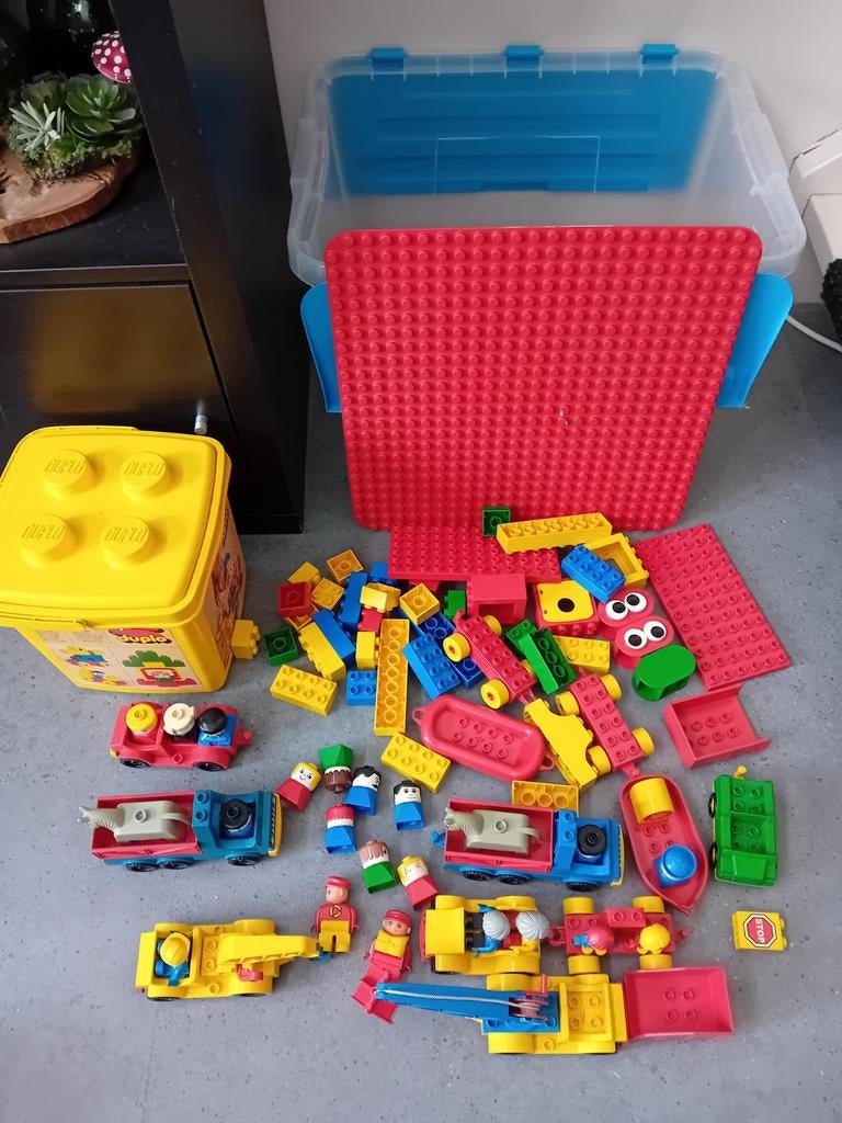 Lego Duplo blokken, 22 poppetjes, grote grondplaat, Gebruikt, ., Ophalen of Verzenden, Inclusief minifiguren