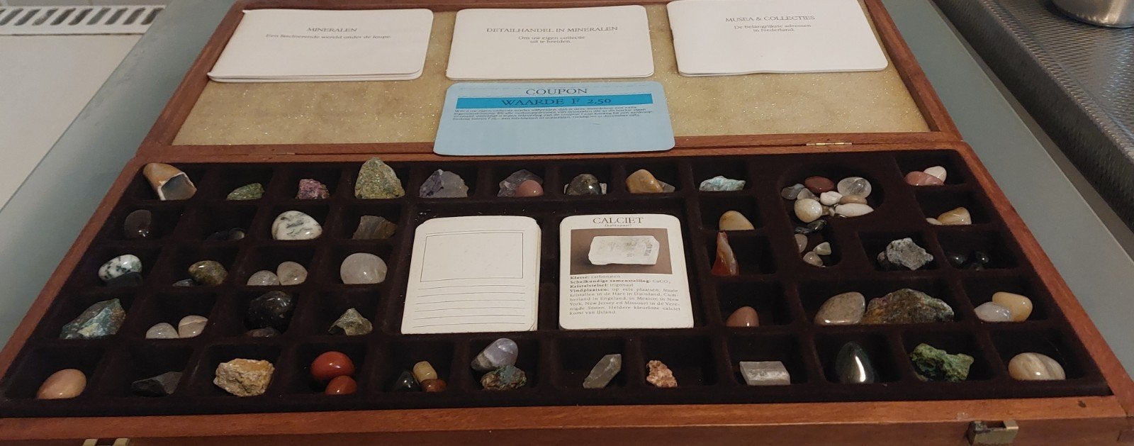 Verzameling mineralen en gesteenten in houten kist, Verzamelen, Ophalen of Verzenden, Mineraal