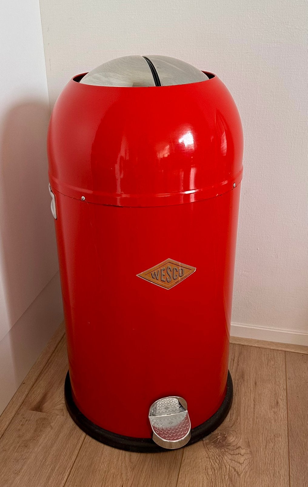 Wesco prullenbak rood, Ophalen, Gebruikt, Met pedaal, 40 liter of meer