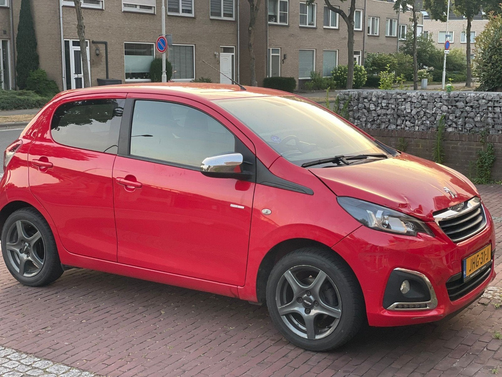Peugeot 108 1.0 E-vti 72pk 3D 2019 Rood, Voorwielaandrijving, 4 stoelen, Handgeschakeld, Particulier