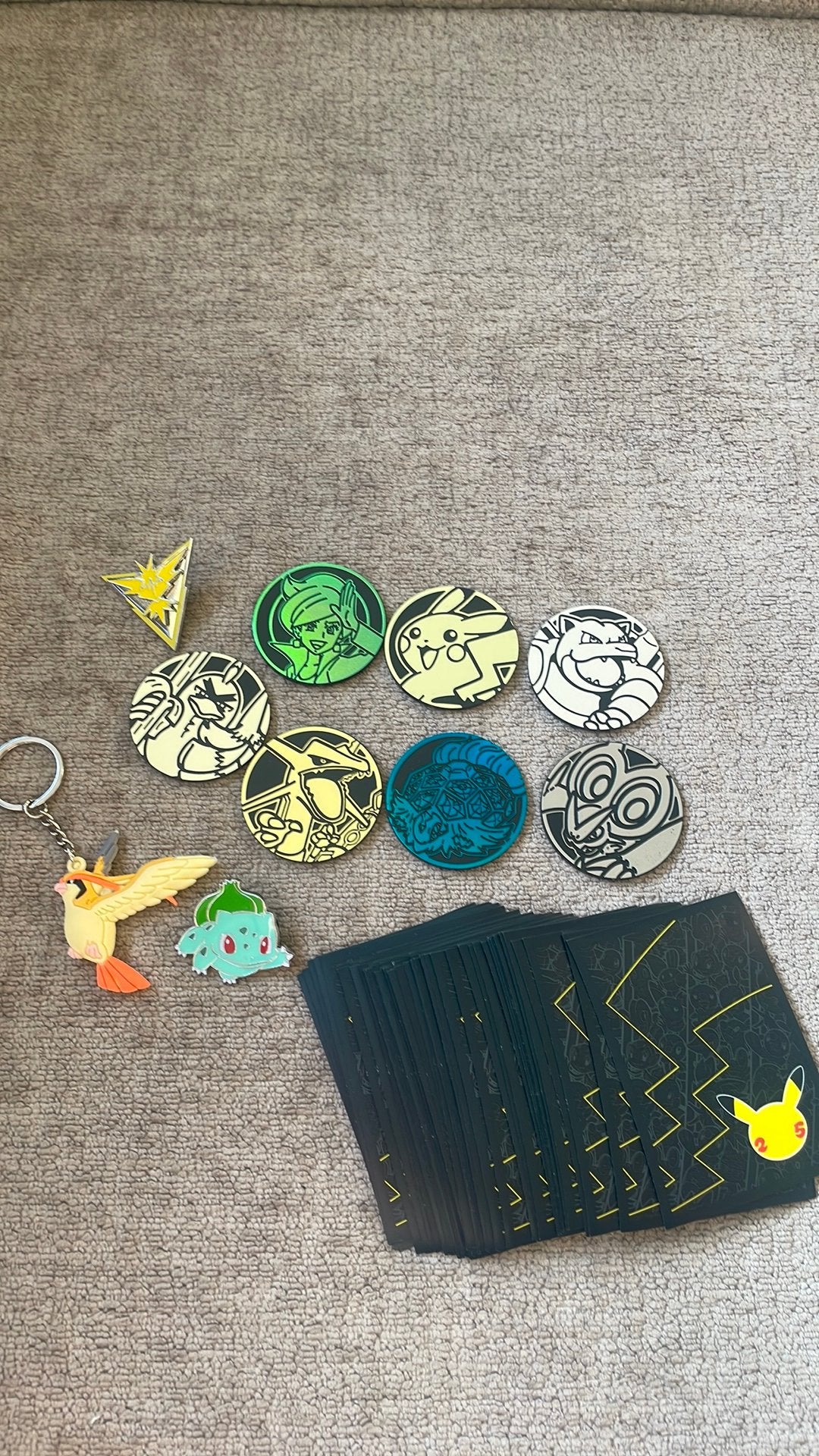 Pokemon munten, sleeves etc, Ophalen of Verzenden, Zo goed als nieuw, Sleeves of Kaarthoesjes