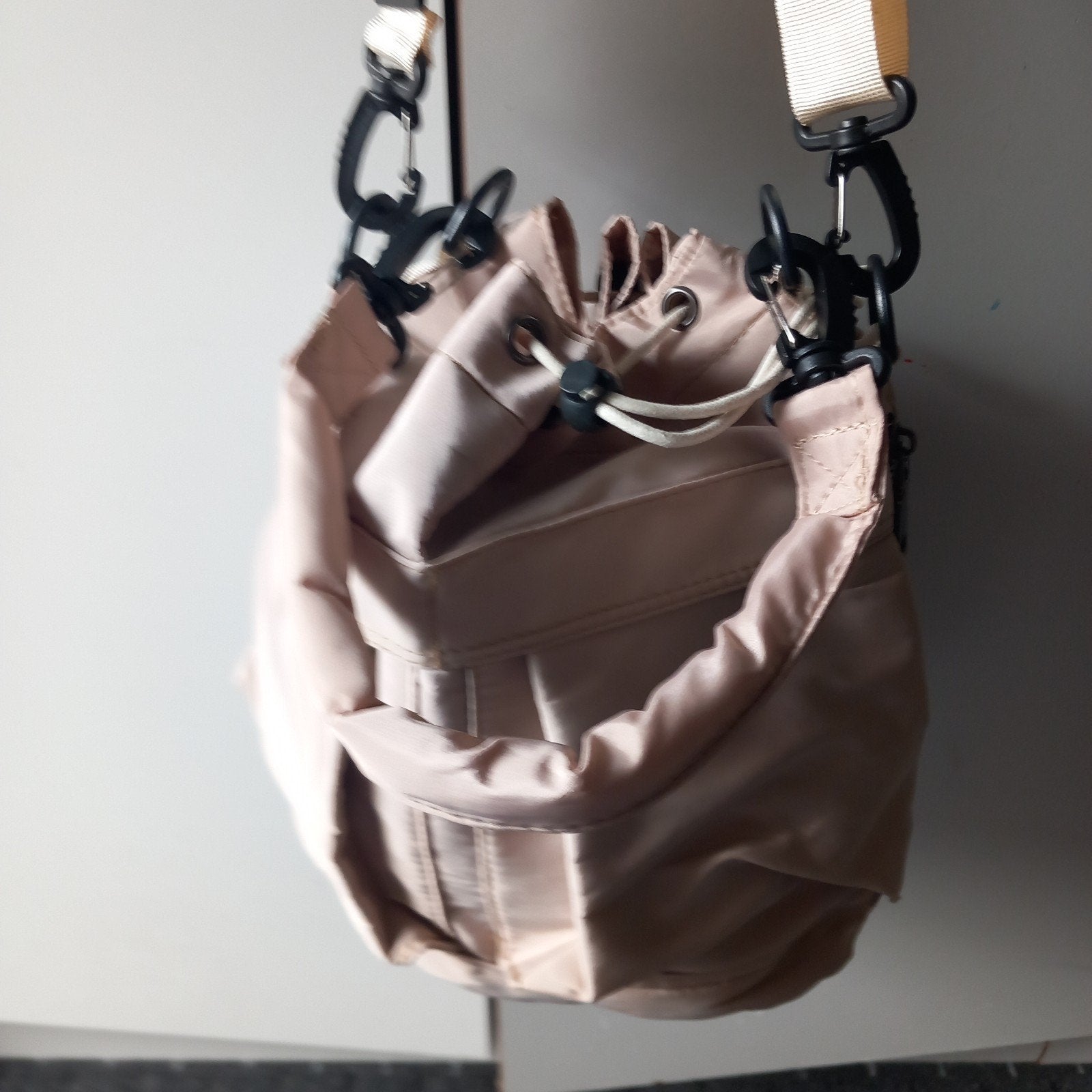 Stijlvolle beige schoudertas met trekkoord, Ophalen of Verzenden, Nieuw, Beige, Schoudertasje