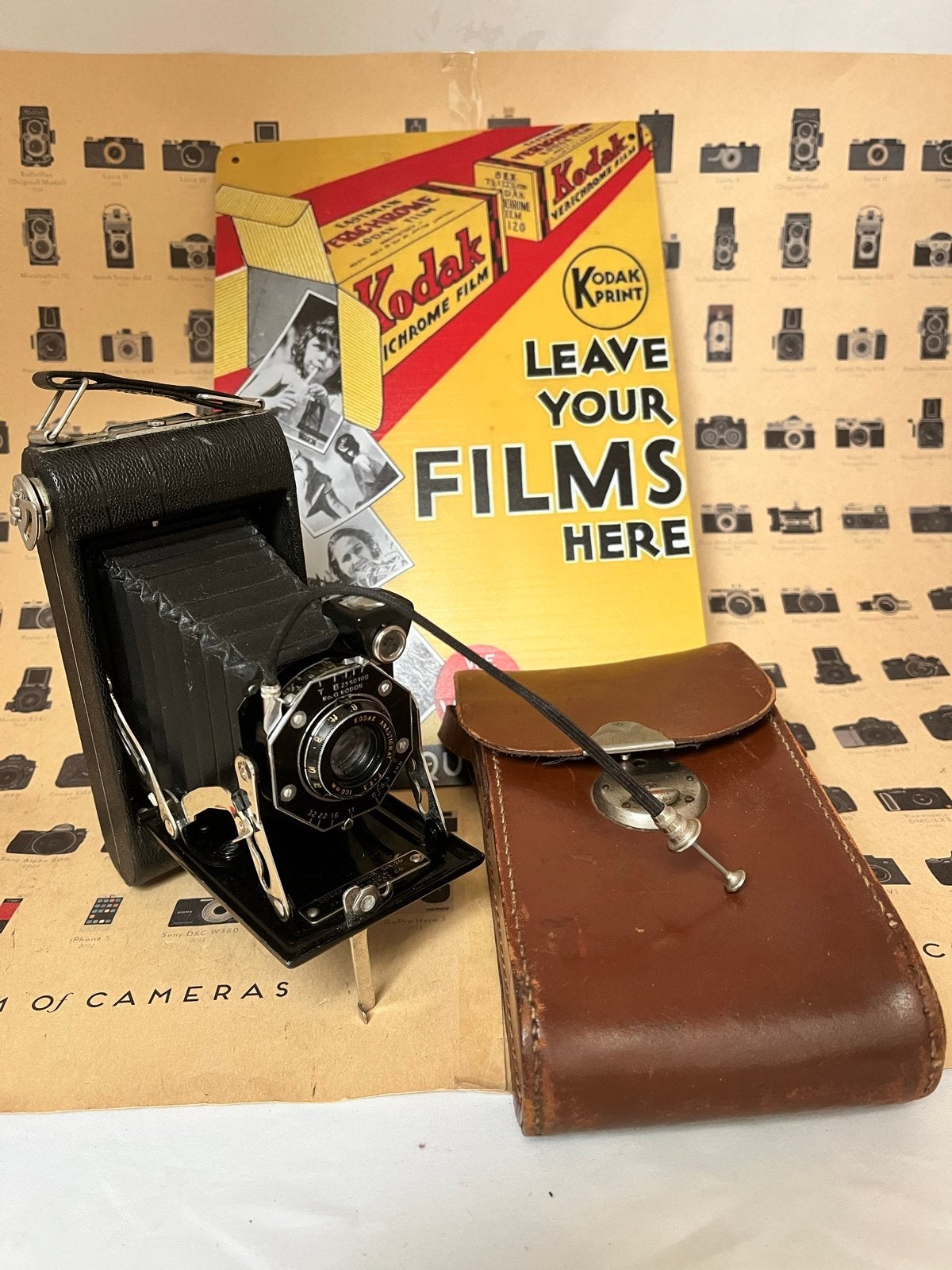 Kodak Junior Six-20 camera met reclame plaat en leren  tas, Ophalen of Verzenden, Gebruikt, Compact, Kodak