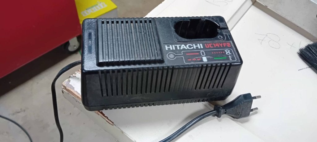 Hitachi acculader en accu voor onderdelen, Doe-het-zelf en Verbouw, Gereedschap | Boormachines, Ophalen of Verzenden, Gebruikt