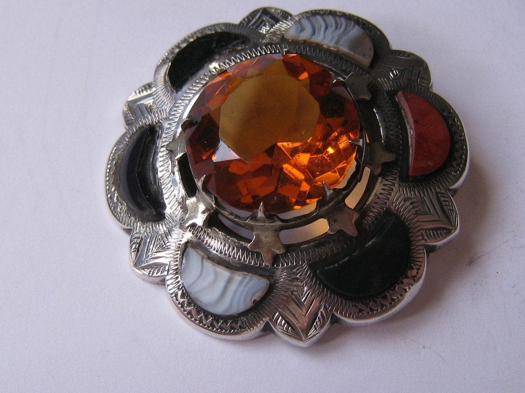 ZILVER 1e GEH. SCHOTSE KLEDERDRACHT HANGER m. CITRIEN, Gebruikt, Overige voorstellingen, Verzenden, Met edelsteen
