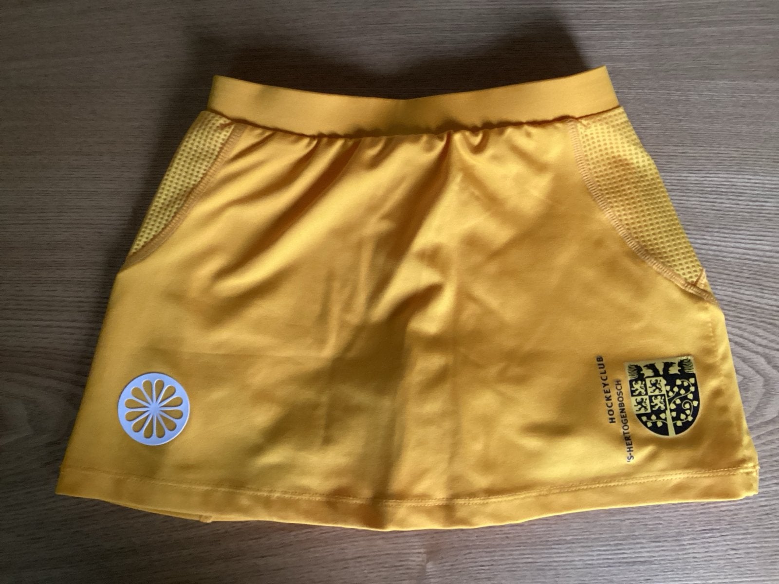 Gele hockeyrok met binnenbroekje - HC Den Bosch, Kleding | Dames, Geel, Ophalen of Verzenden, Zo goed als nieuw, Maat 34 (XS) of kleiner