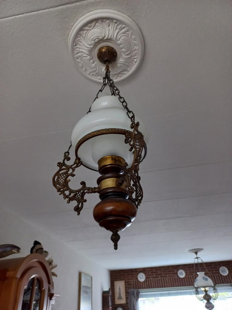 Een mooie hanglamp met melkglazen kap., Antiek en Kunst, Ophalen