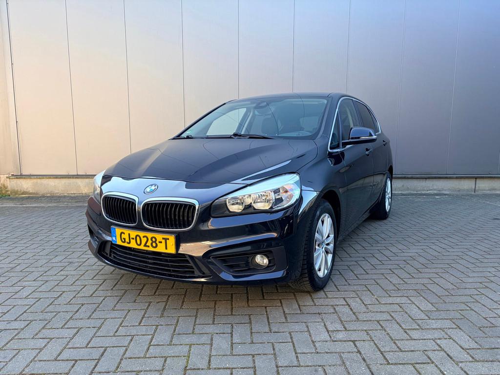 BMW 2-serie Active Tourer 218i Essential, Gebruikt, Automatische klimaatregeling, Zwart, Origineel Nederlands