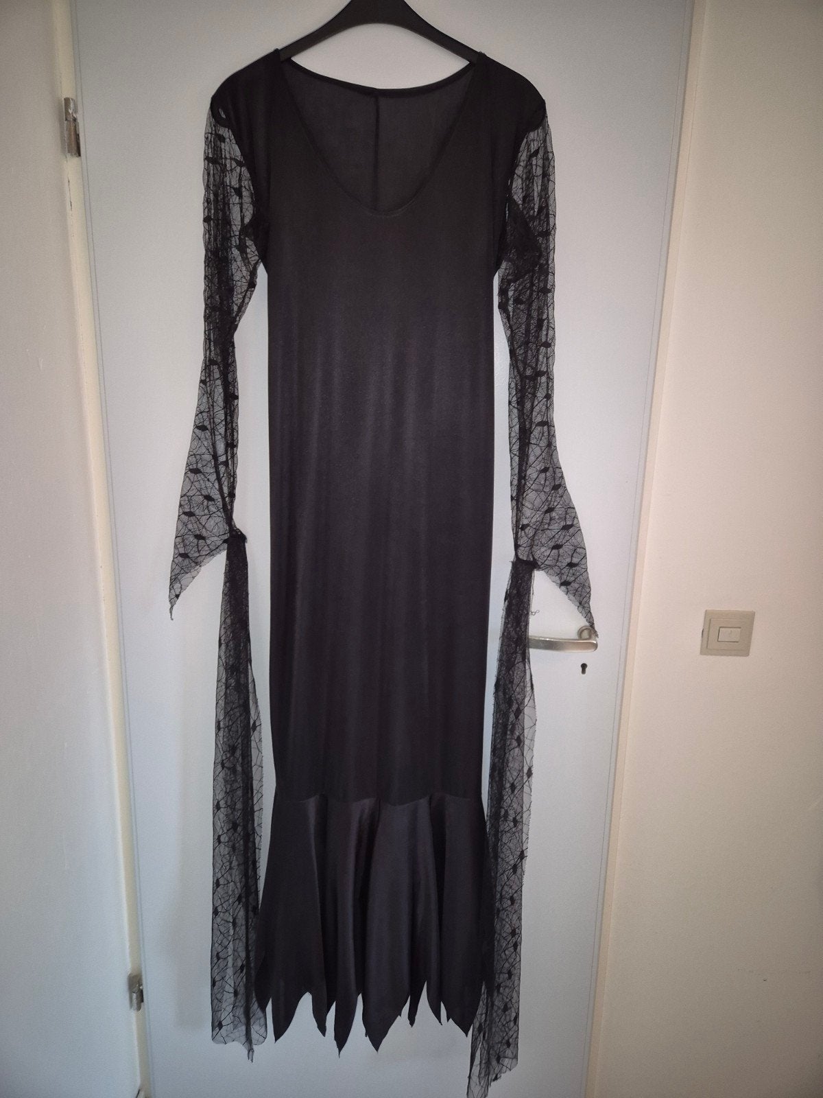Te koop: Halloween kostuum, Morticia Addams,  maat M, Kleding | Dames, Ophalen of Verzenden, Zo goed als nieuw, Maat 38/40 (M)