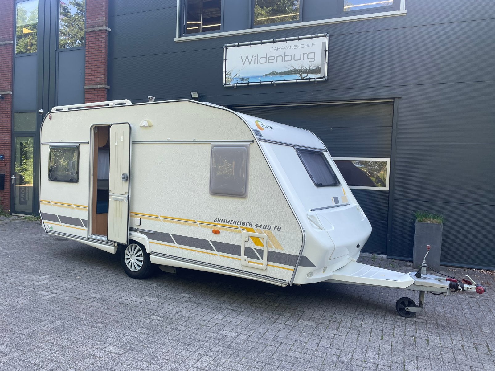 Mooie èn complete Delta Summerliner 4400LB, Fransbed, mover!, Caravans en Kamperen, Standaardzit, Bedrijf, Vast bed, 4 tot 5 meter