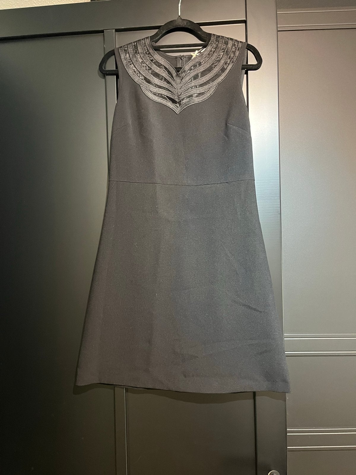Zwarte Sinéquanone jurk met decoratieve hals, Kleding | Dames, Zwart, Ophalen of Verzenden, Zo goed als nieuw, Knielengte
