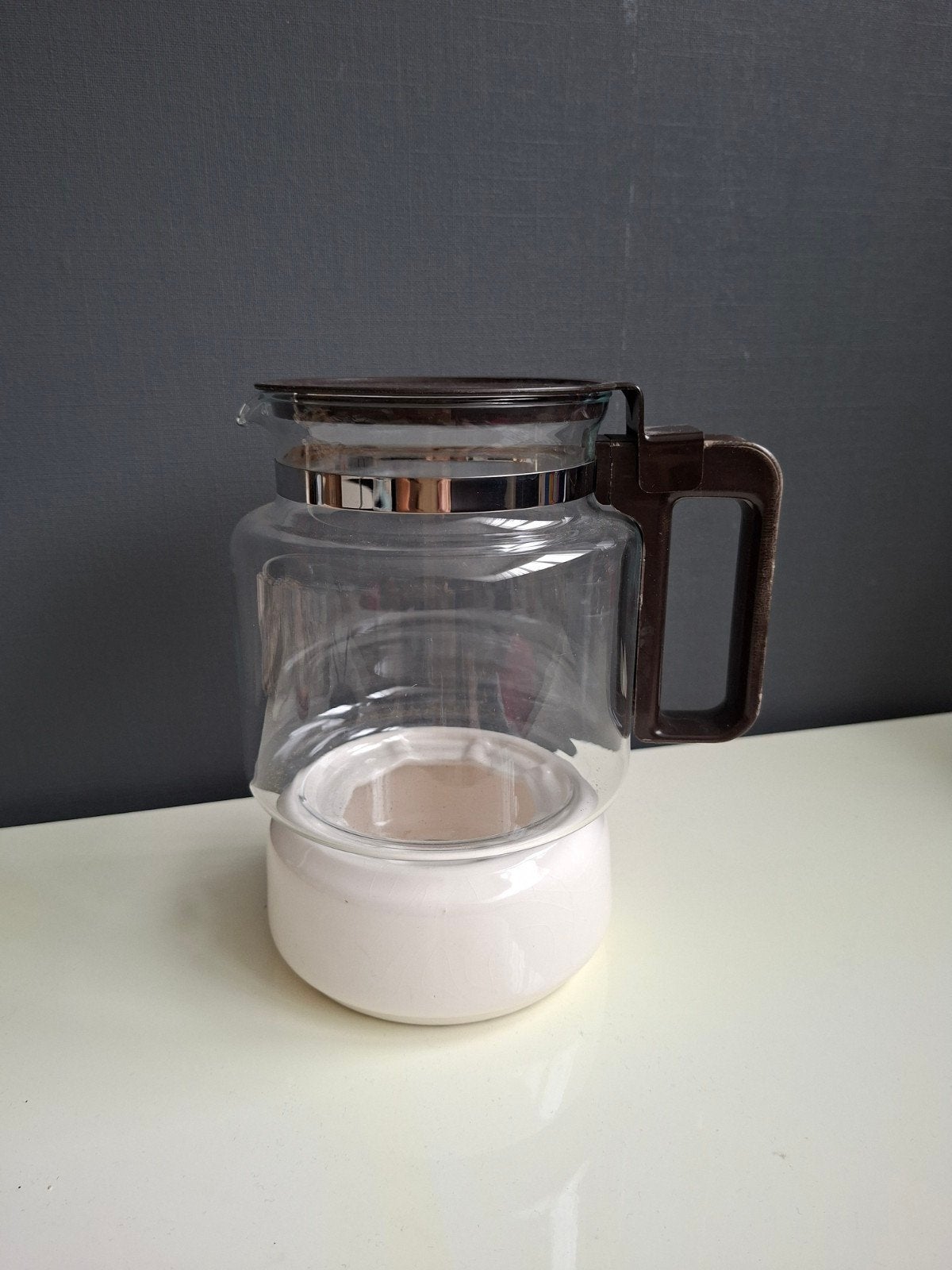Glazen koffie/ theepot 15 cm hoog op aardewerk warmhoudschaa, Ophalen of Verzenden