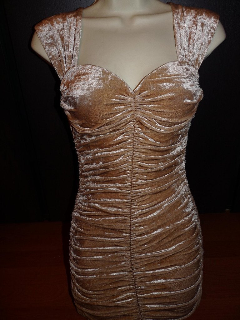 Mooie champagne fluwelen jurk van Amazone - maat XS, Kleding | Dames, Beige, Ophalen of Verzenden, Zo goed als nieuw, Maat 34 (XS) of kleiner