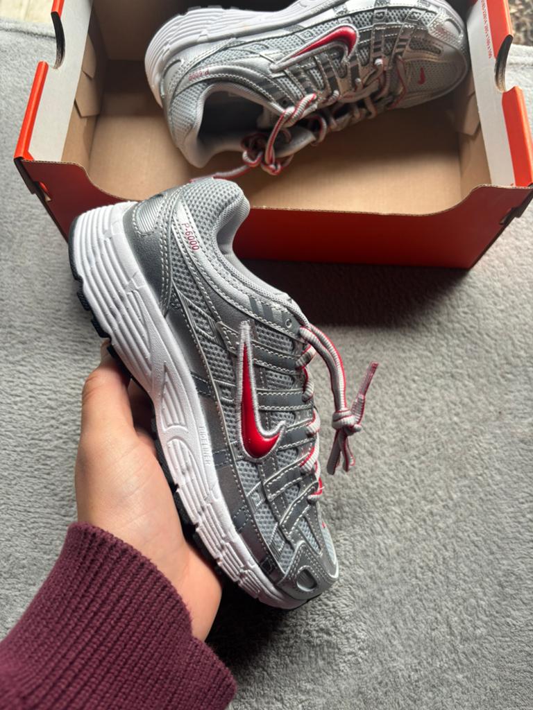 Nike p6000 metallic silver gym red - maat 34 - nieuw, J, Jongen of Meisje, Schoenen, Nieuw