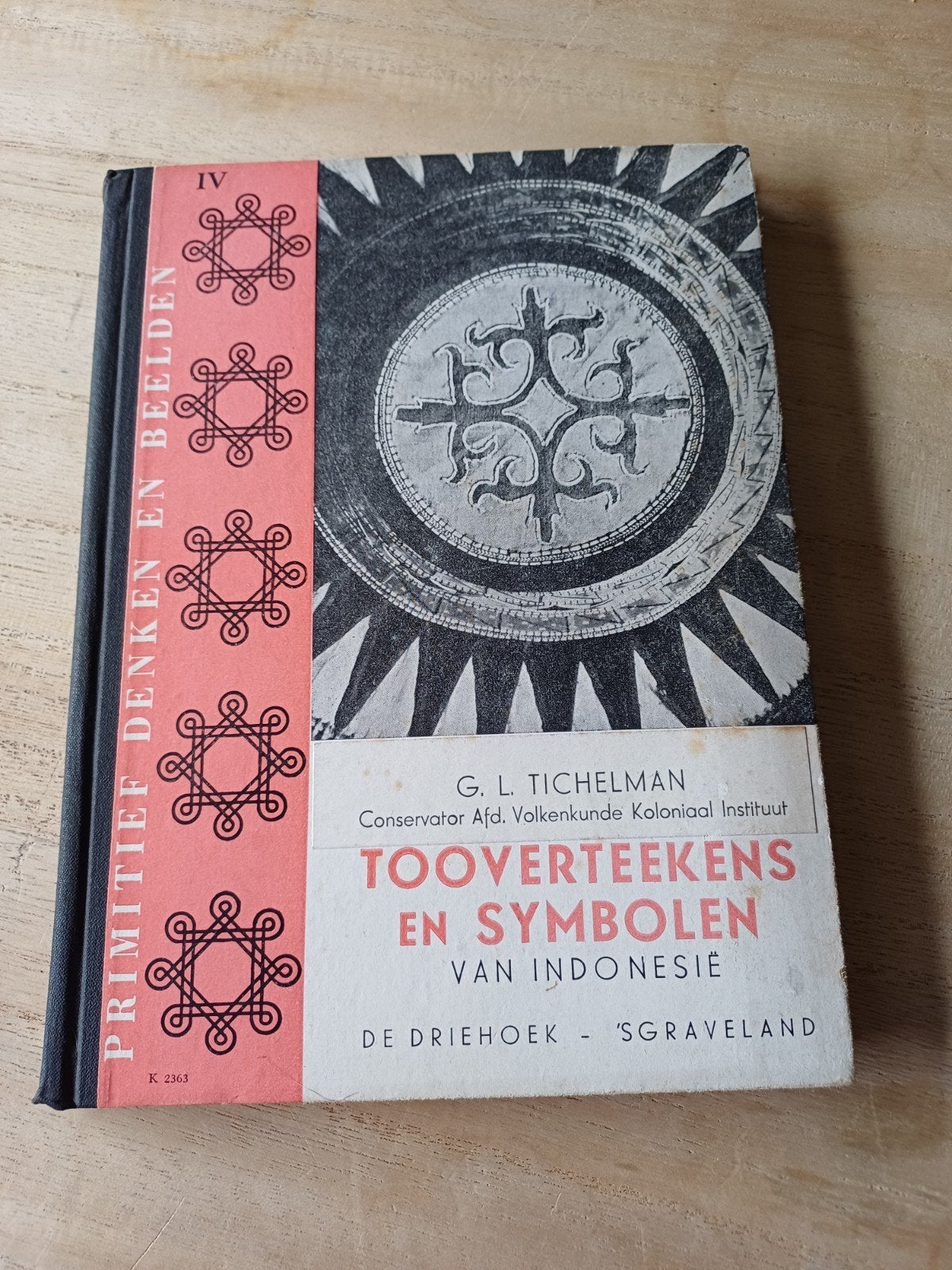 L10 Toverteekens en Symbolen van Indonesië - G.L. Tichelman, Boeken, Ophalen of Verzenden, Gelezen, G.L. Tichelman, Nederland