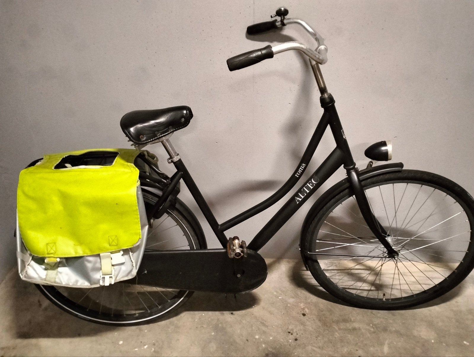 Omafiets Altec 28 inch, Fietsen en Brommers, Fietsen | Dames | Omafietsen, Ophalen of Verzenden, Zo goed als nieuw