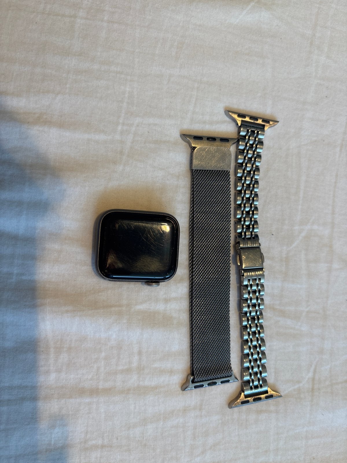 Apple Watch SE 40mm Zwart met 2 bandjes, Gebruikt, Verzenden, Hartslag, Zwart