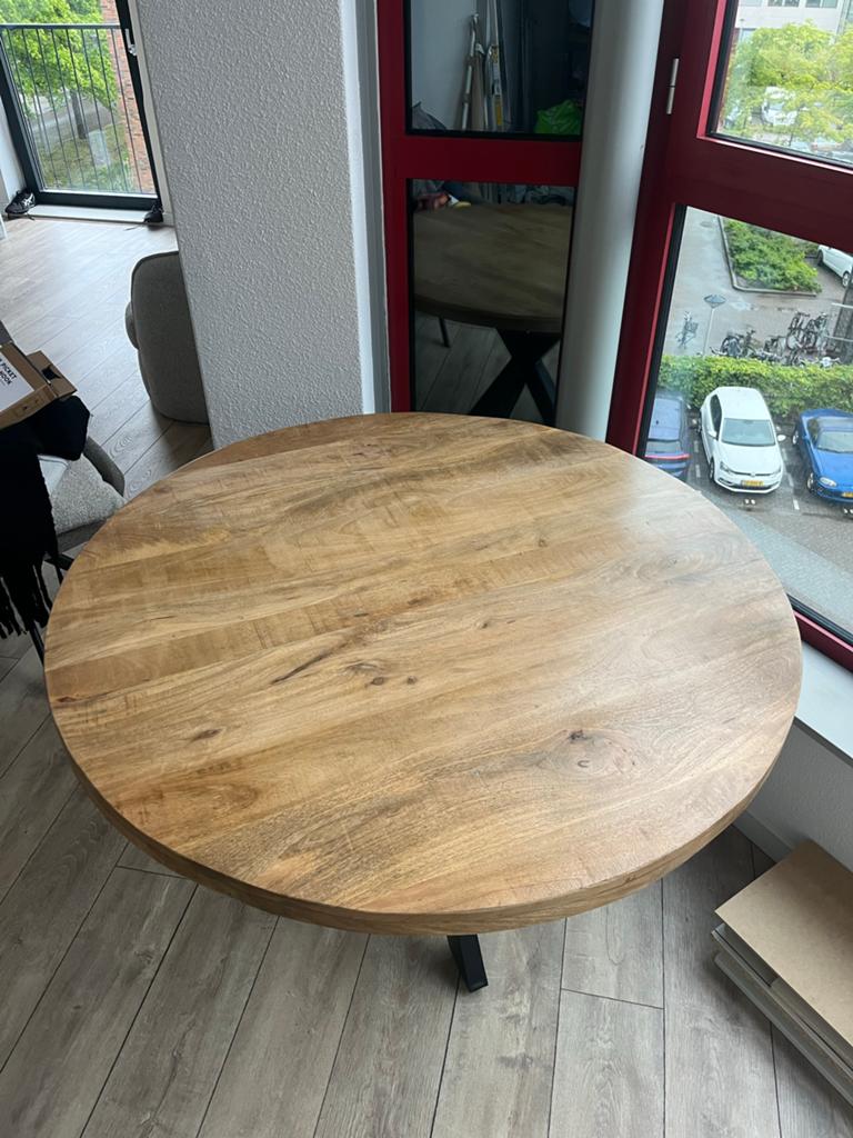 Ronde eettafel mangohout met zwarte stalen poten, Ophalen, 100 tot 150 cm, Rond, Zo goed als nieuw