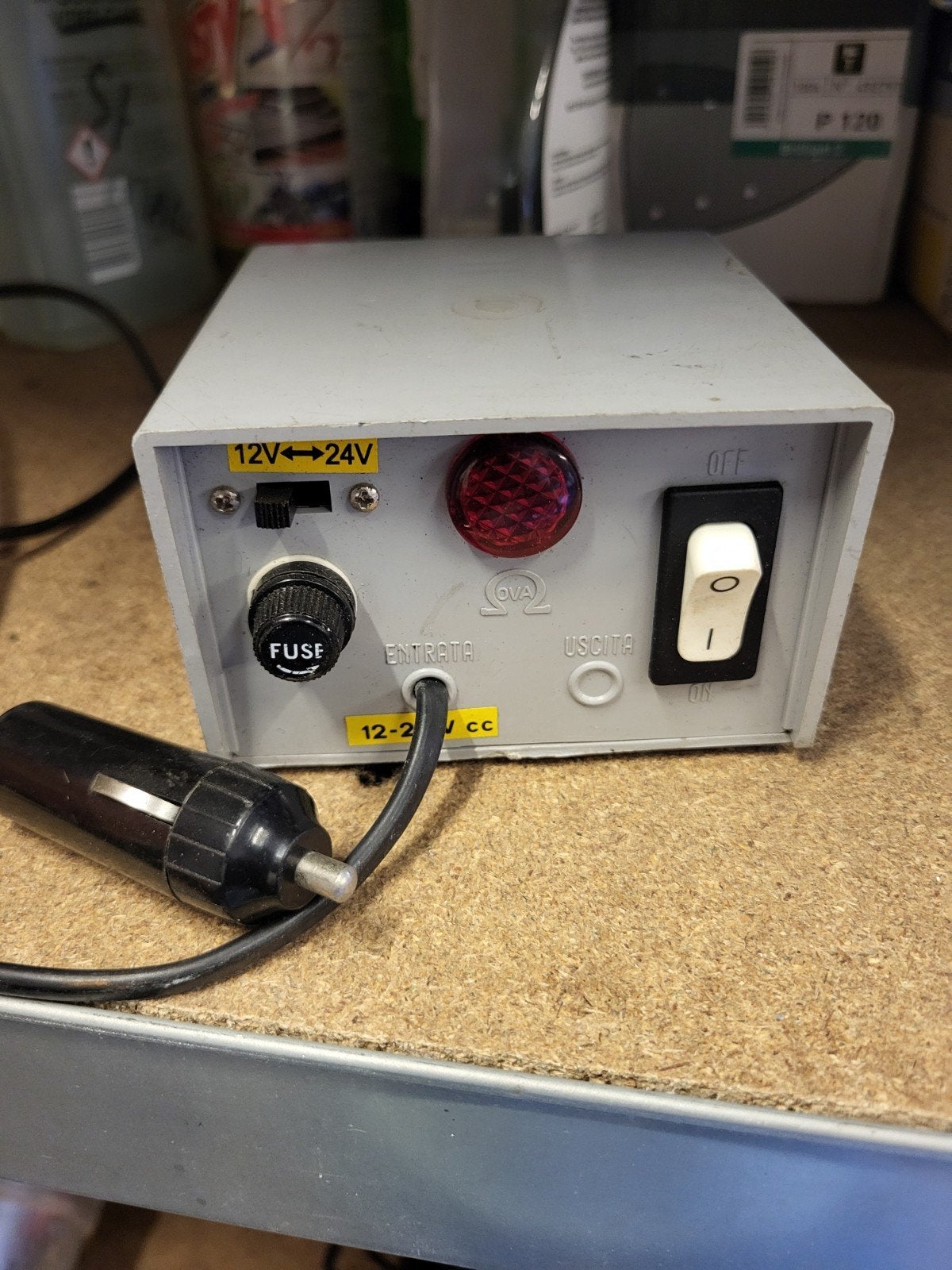 Omvormer 12V/24V naar 220V 50Hz 8VA Max, Ophalen