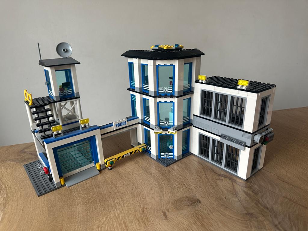 Compleet Lego City politiebureau set 60141, Kinderen en Baby's, Ophalen of Verzenden, Zo goed als nieuw