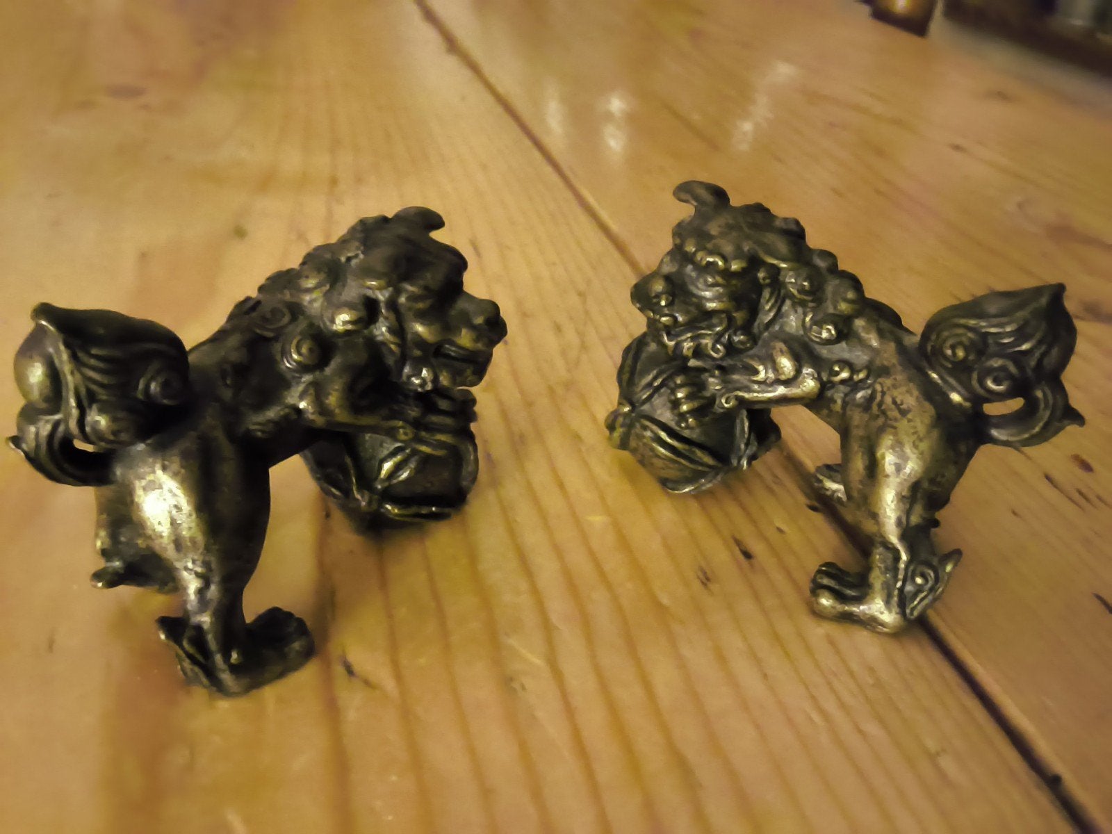 Twee antieke bronzen hondenbeeldjes, Ophalen of Verzenden