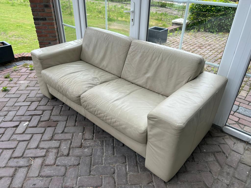 Gratis 2x beige leren bank ( bankstel woning meubels ), Ophalen, Gebruikt, 75 tot 100 cm