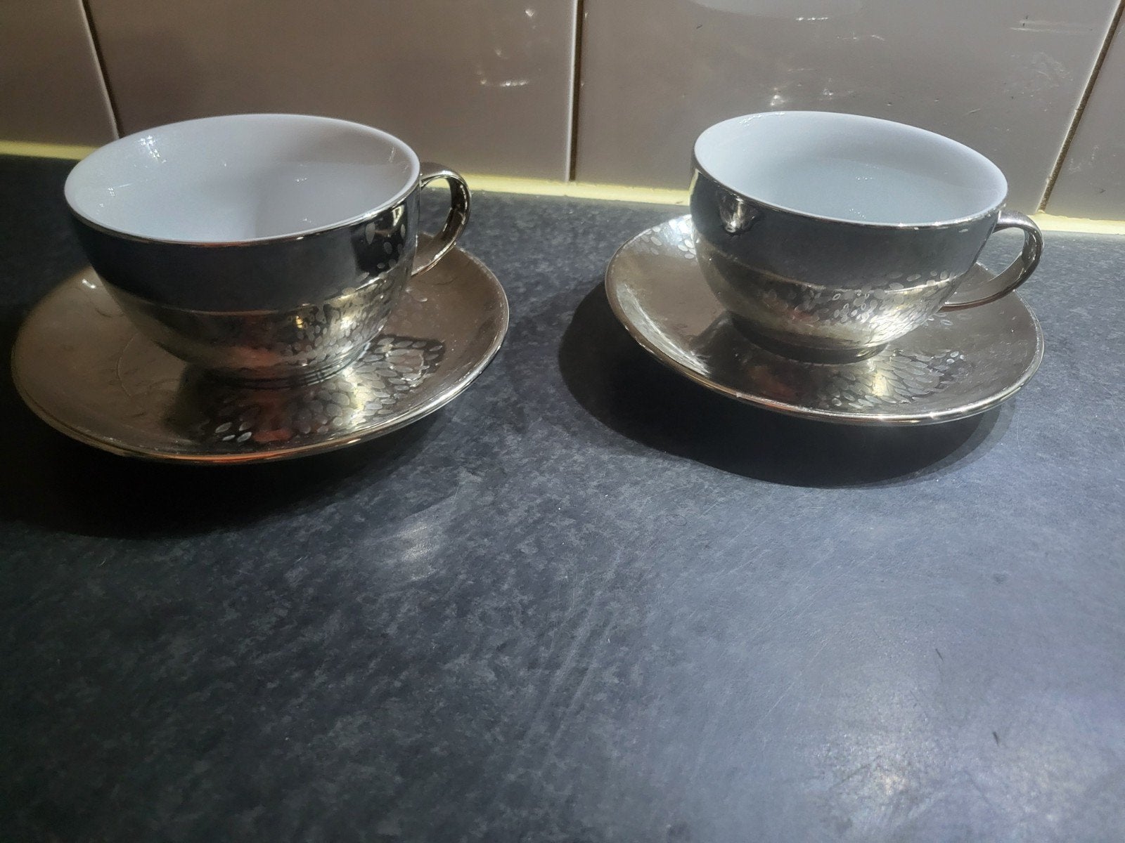 Mooie grote zilverkleurige kopjes met schotels, Antiek en Kunst, Antiek | Servies los, Ophalen of Verzenden