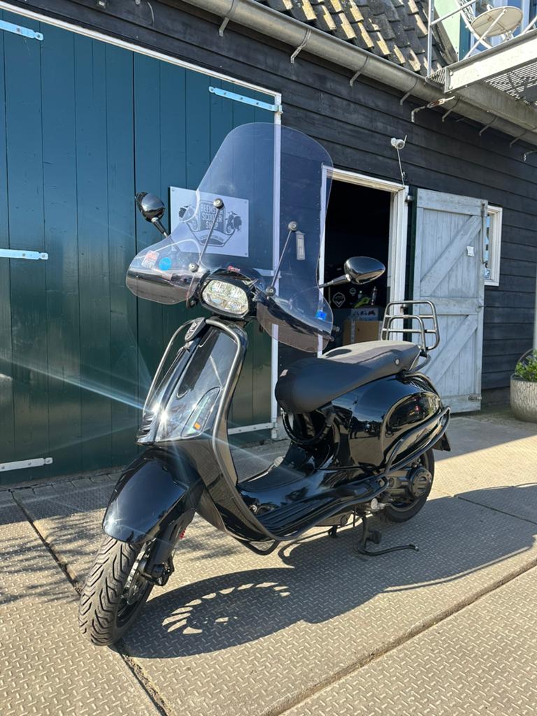 Vespa Sprint | 2024 | 7688 km | black on black | vol optie, Fietsen en Brommers, Scooters | Vespa, Ophalen, Zo goed als nieuw
