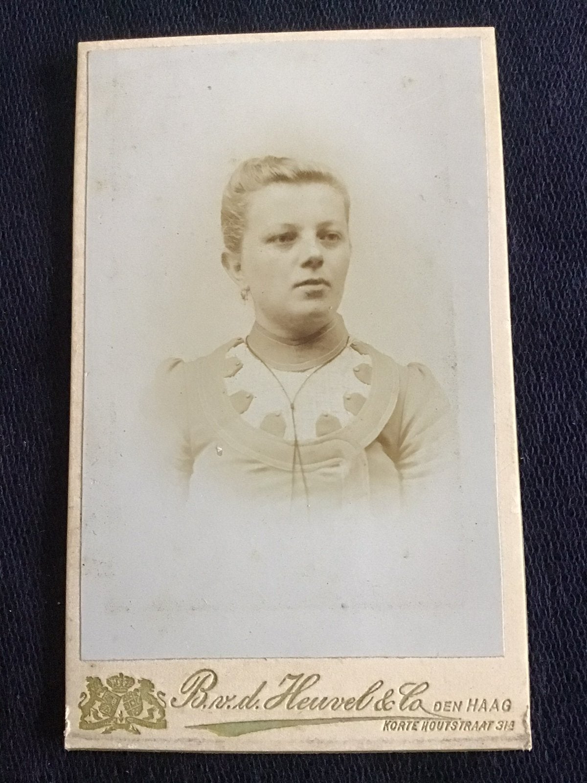 CDV, Vrouw, B. V.D. HEUVEL, DEN HAAG, Carte de Visite, Verzenden, Voor 1940, Gebruikt, Foto