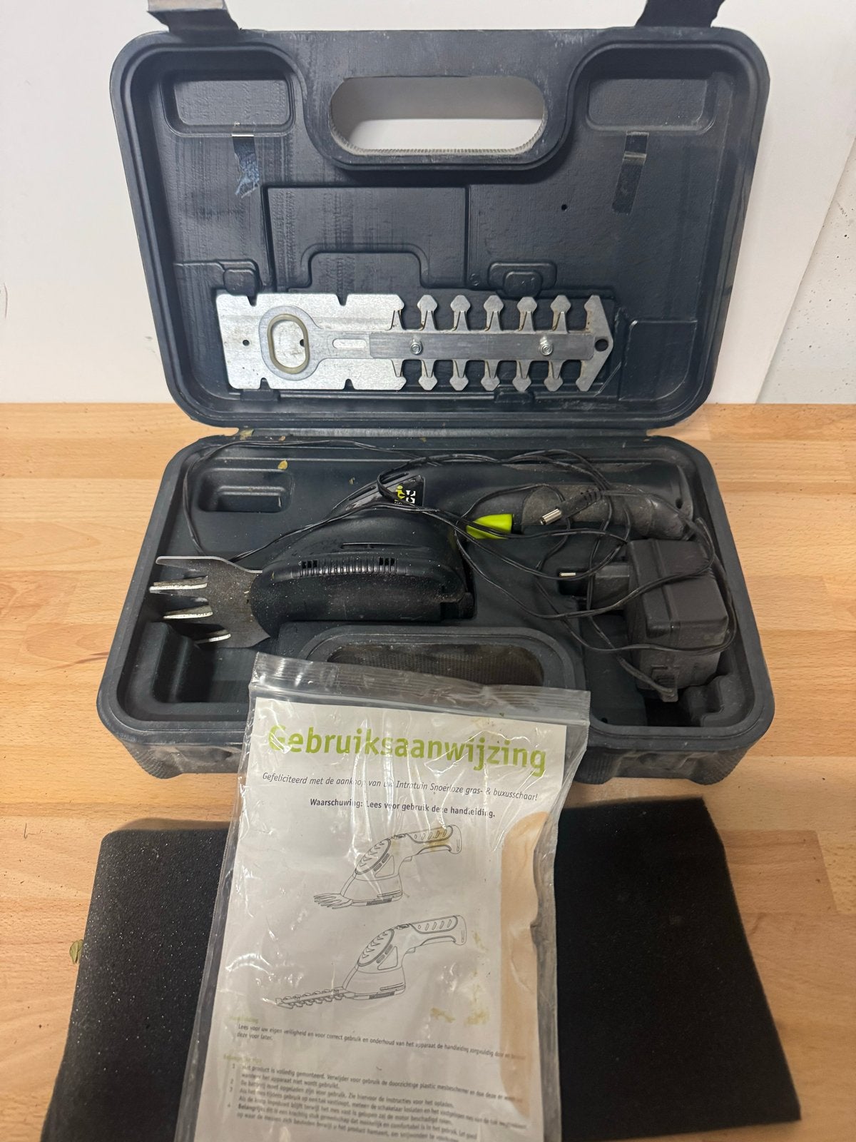 Accu Heggenschaar met Oplader en Gebruiksaanwijzing, Tuin en Terras, Heggenscharen, Ophalen, Gebruikt, Accu