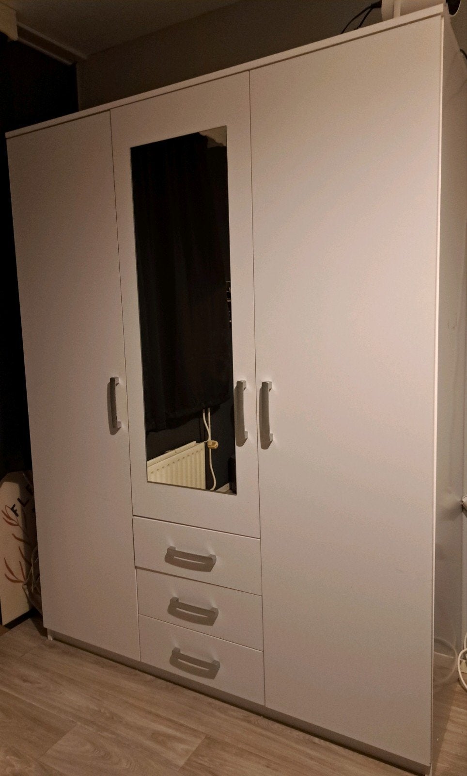 Witte kledingkast met spiegel, 3 deuren en 3 lades, Ophalen, 150 tot 200 cm, Modern, 150 tot 200 cm
