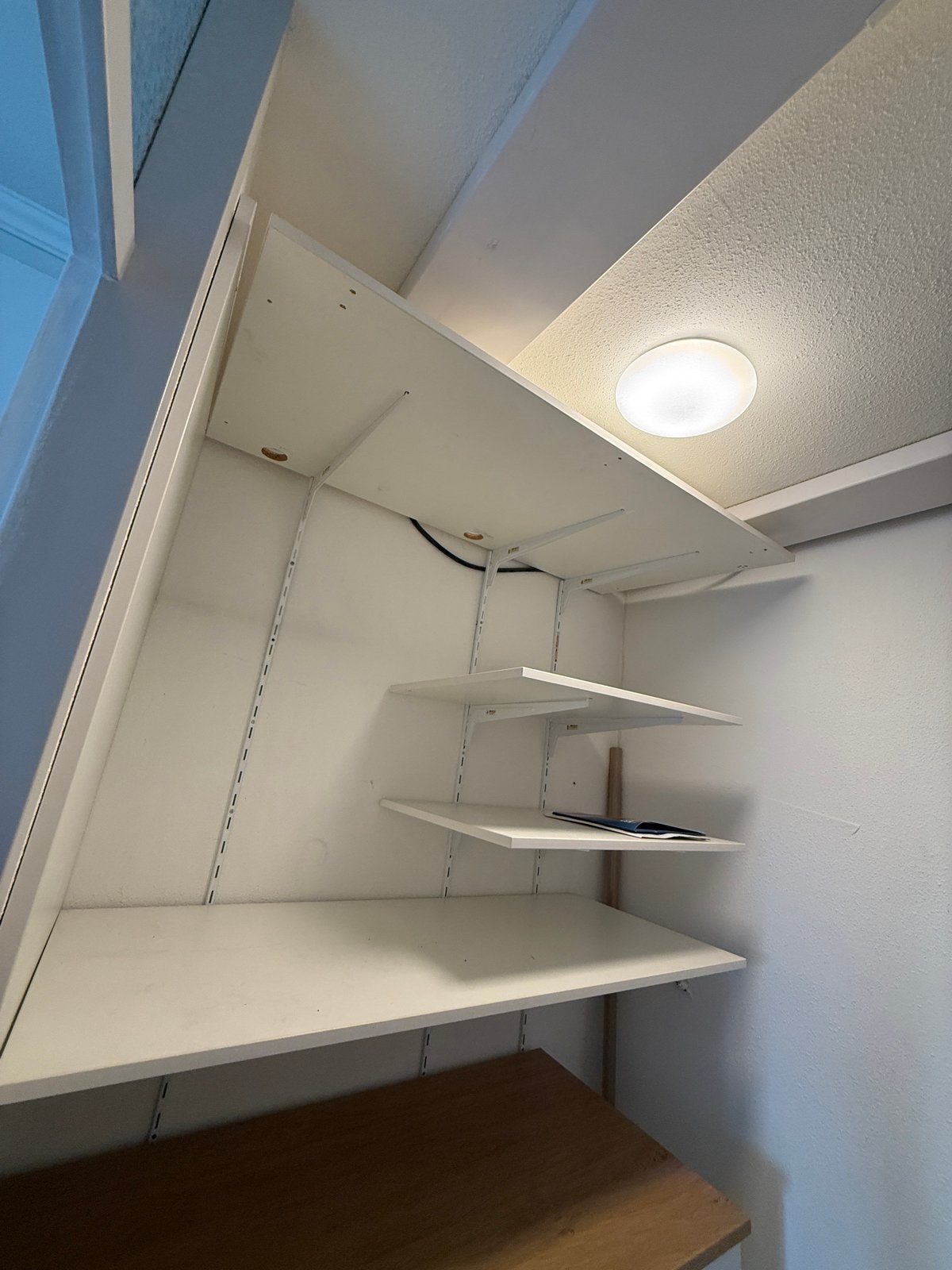 Witte planken met beugels en rails voor wandmontage, Ophalen, Gebruikt