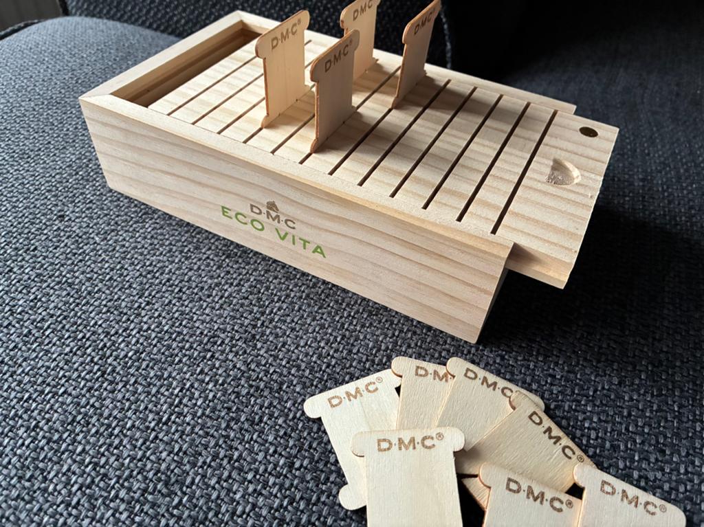 DMC houten organizer Eco Vita incl wikkelkaartjes, Ophalen of Verzenden, Nieuw, Borduurgaren of Zijde