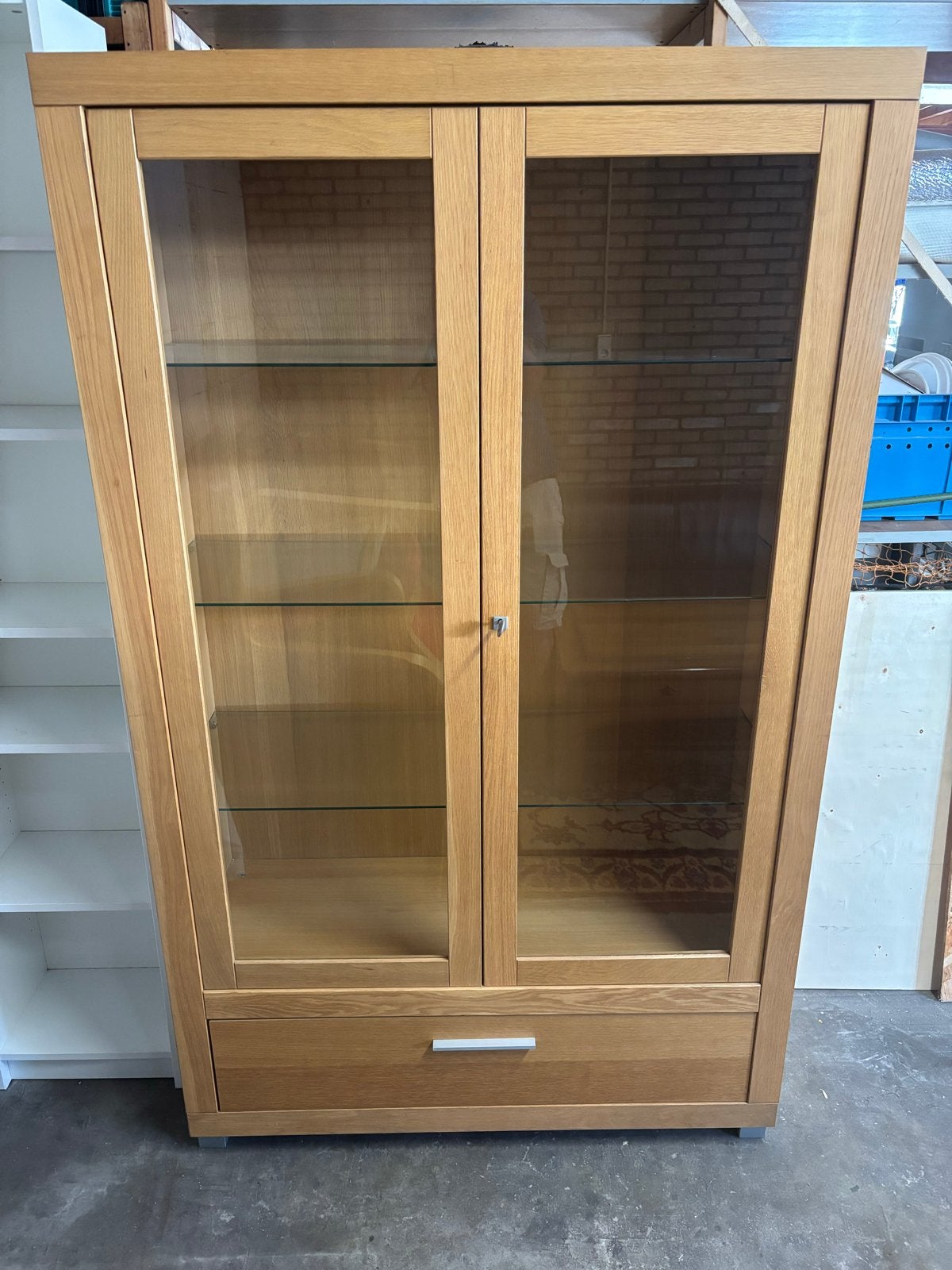 Eiken vitrinekast met 2 deuren en 1 lade, Huis en Inrichting, Ophalen, Gebruikt, 100 tot 150 cm, Eikenhout