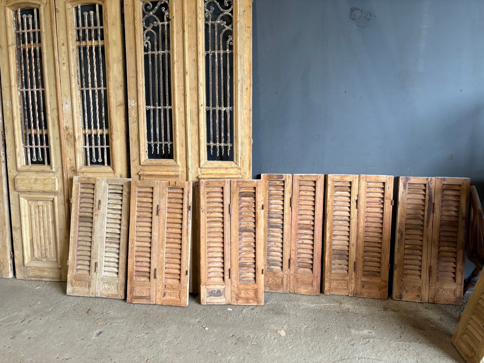 5 setjes identieke Louvre luiken., Ophalen, Gebruikt, Hout, T