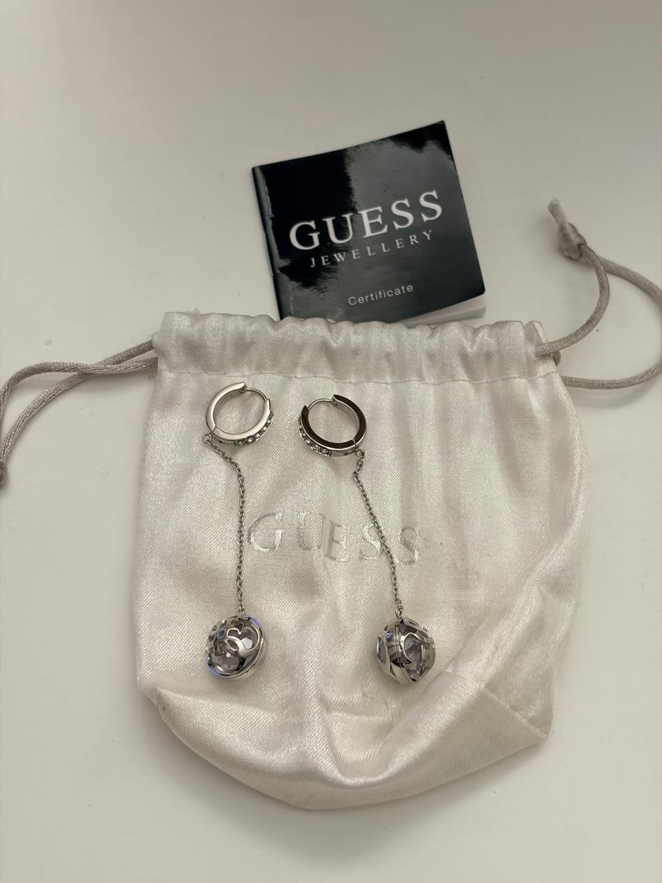 Guess 4G Logo Boule Drop Earrings, Sieraden, Tassen en Uiterlijk, Overige materialen, Hangers, Nieuw, Ophalen of Verzenden