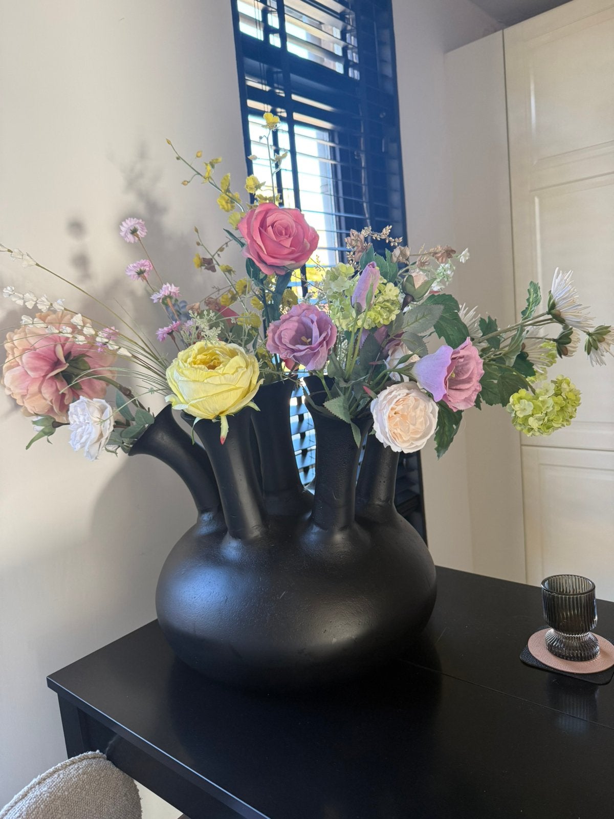 Zwarte toeter vaas met bloemen, Ophalen, Gebruikt