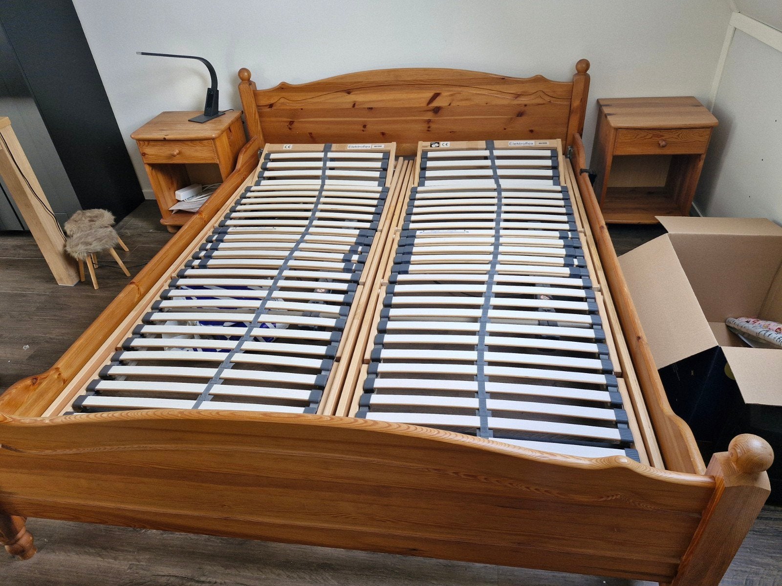 Tweepersoonsbed met elektrische lattenbodems, Gebruikt, Bruin, Tweepersoons, Ophalen of Verzenden