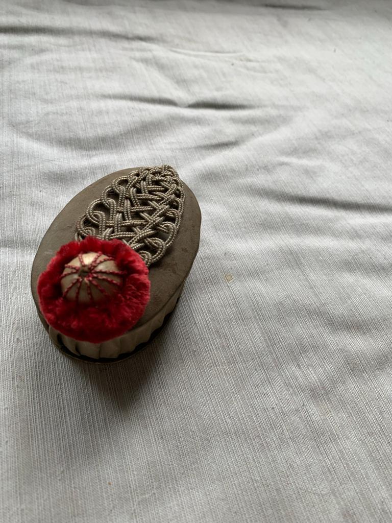 Zeer oud Brocante Doosje Rood Pompon en Gevlochten Detail, Ophalen of Verzenden
