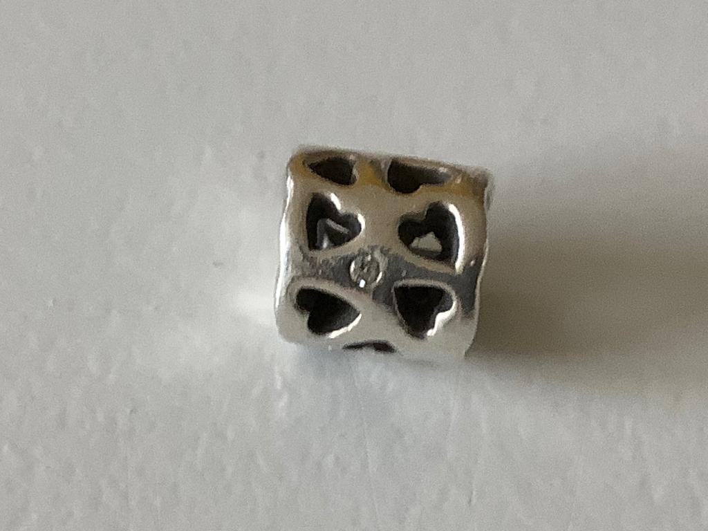 Pandora bedel , hartjes met witte zirconia’s, Pandora, Ophalen of Verzenden, Zo goed als nieuw, 1 bedel
