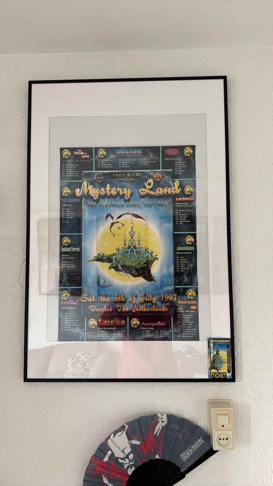 Mystery land poster met ticket, Ophalen