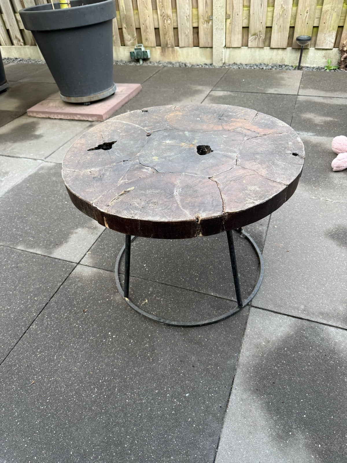 Uniek oud houten tafeltje met ijzeren poot, Huis en Inrichting, Tafels | Bijzettafels, Ophalen, Minder dan 45 cm, Minder dan 55 cm