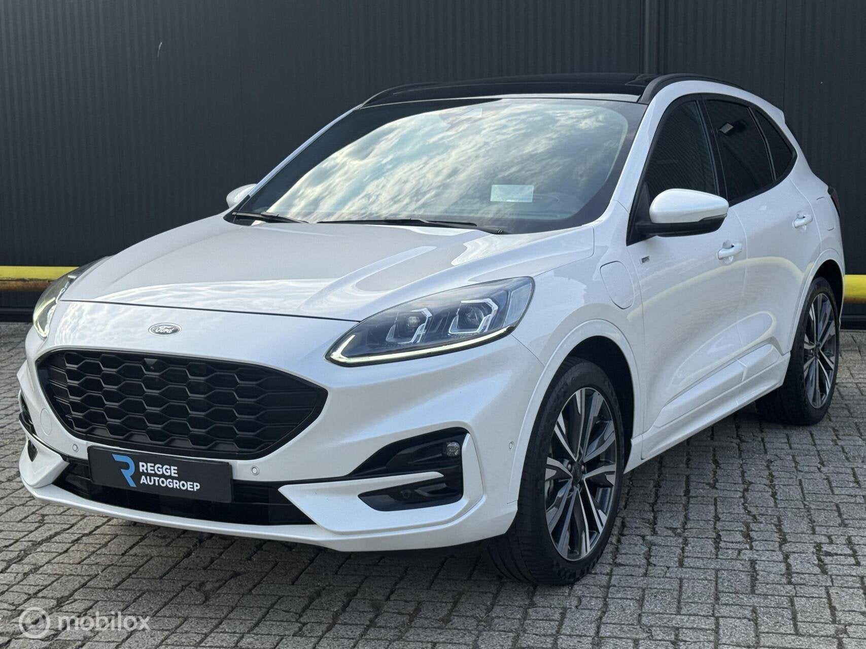 Ford Kuga 2.5 PHEV ST-Line X PANODAK | ACC | TREKHAAK, Auto's, Gebruikt, Euro 6, 4 cilinders, Wit