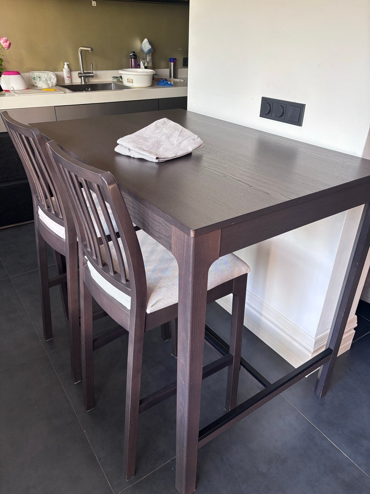 EKEDALEN bartafel met 2 stoelen en extra kussenhoezen, Ophalen, Gebruikt, 100 tot 150 cm, Tot twee personen
