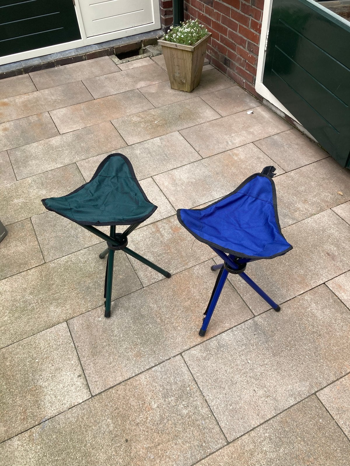 2x Opvouwbare driepoot krukjes - Groen en Blauw, Ophalen, Gebruikt